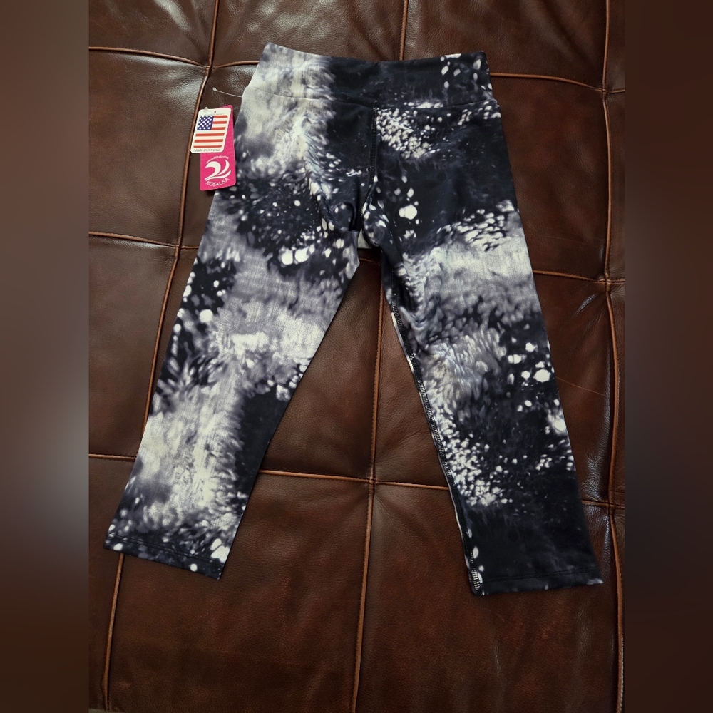 KOS*USA Black and White Crop Leggings Size Medium NWT - Picture 4 of 6